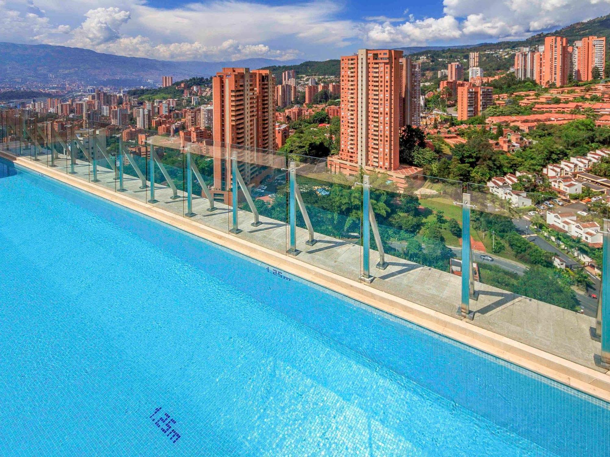 Novotel Medellin El Tesoro Eksteriør billede Infinity pool in Medellín, Colombia